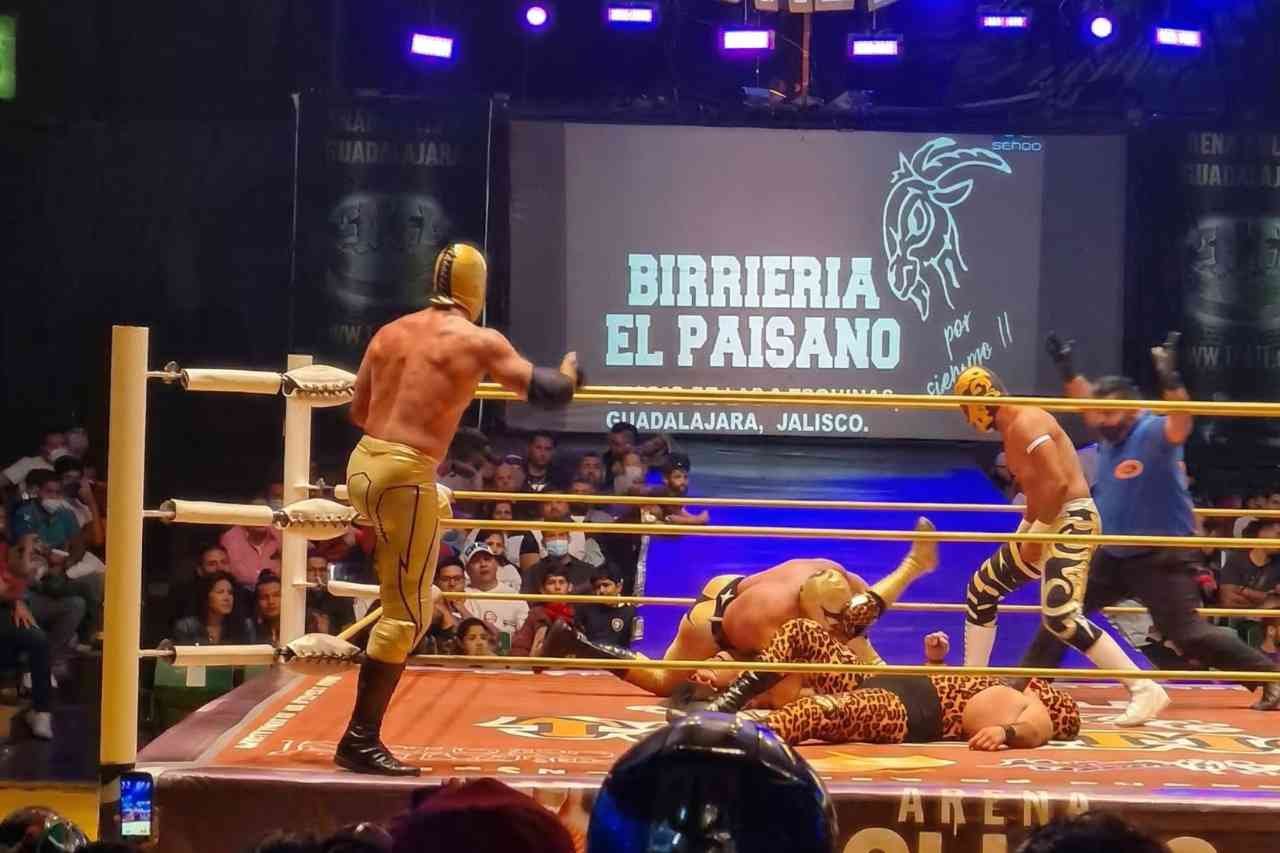 Ambiente nocturno de lucha libre