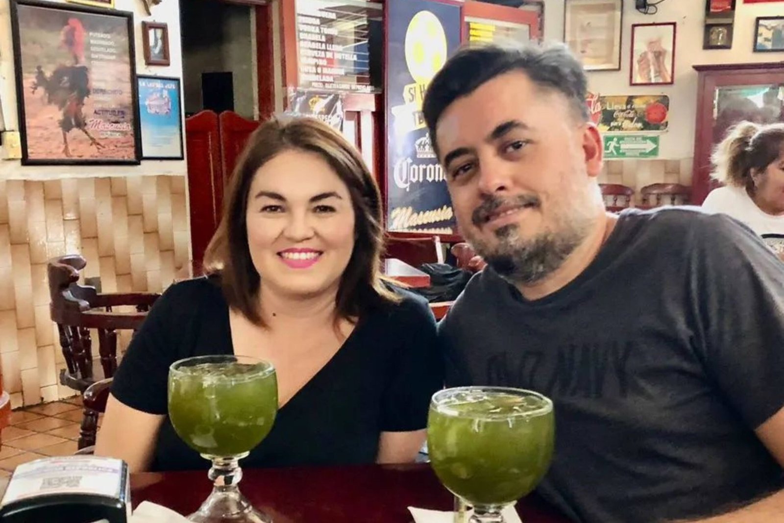 Grupo disfrutando cantinas